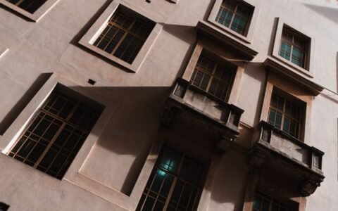 深圳被坠窗砸中男童去世，外墙面坠物已成物管难题