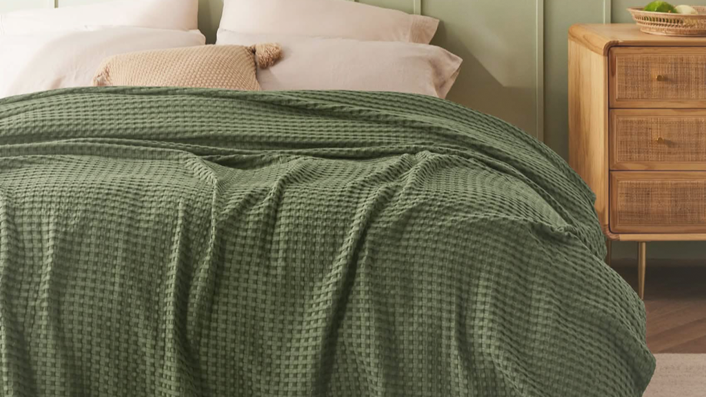 Bedsure Cooling Waffle Blanket Review 2026: A Summer Bedding Pick for Hot Sleepers
